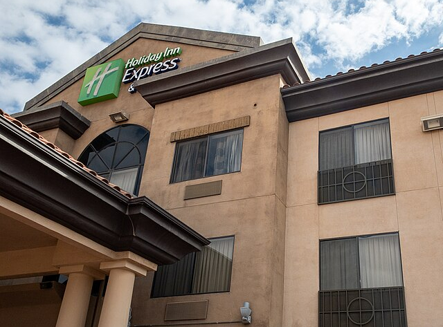 Holiday_Inn_Express_and_Suites