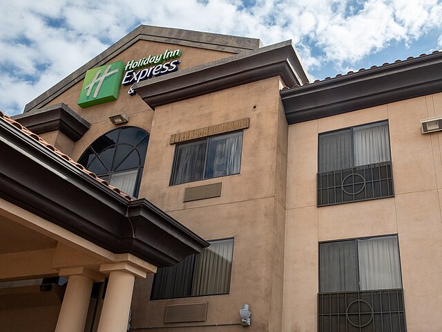Holiday_Inn_Express_and_Suites
